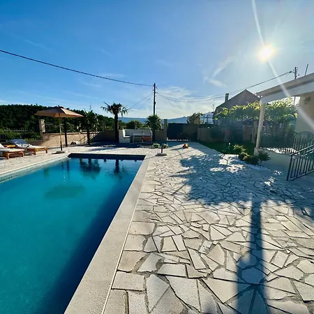 Séjour à la campagne Sunny Village, Pool House