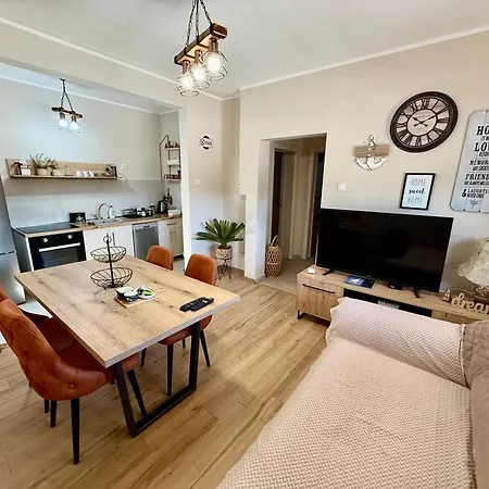 Sunny Village, Pool House Séjour à la campagne *