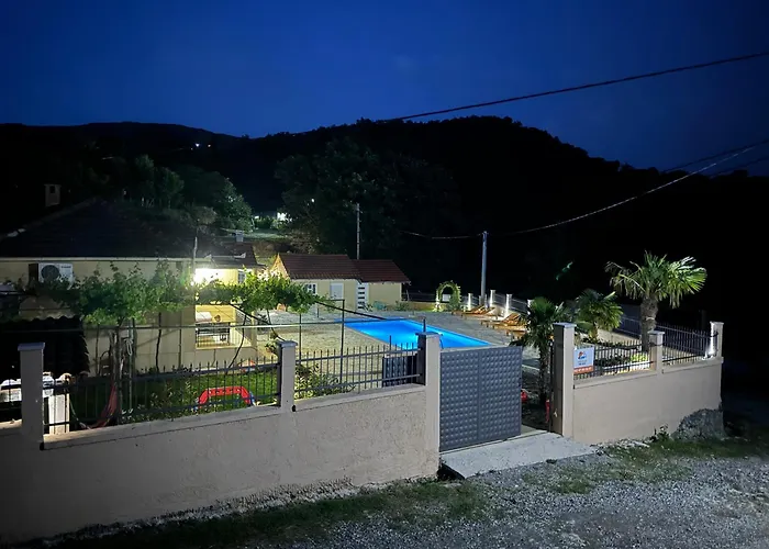 Sunny Village, Pool House Séjour à la campagne Podgorica