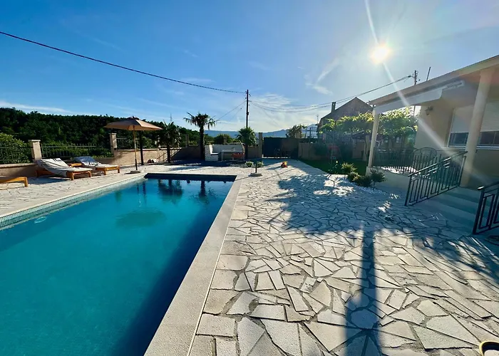 Séjour à la campagne Sunny Village, Pool House