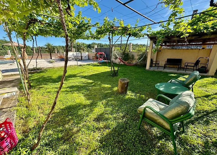 Sunny Village, Pool House Séjour à la campagne Podgorica