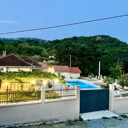 Sunny Village, Pool House 乡村民宿 波德戈里察